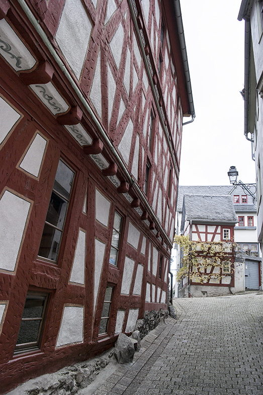 Lahntal SAM_5077 Kopie.jpg - Enge Gassen und schief stehende Fachwerkhäuser lassen erahnen wie sich das Leben vor ein paar Hundert Jahren hier abgespielt hatte